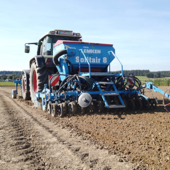 Traktor Nahansicht beim pflügen