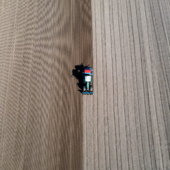 Traktor beim Pflügen auf dem Feld