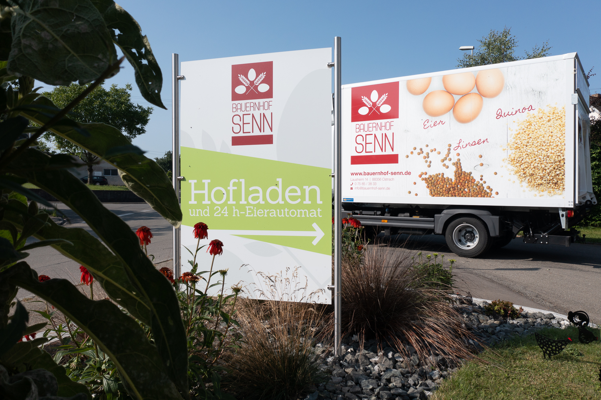 Hofladenschild und Hofladentransporter